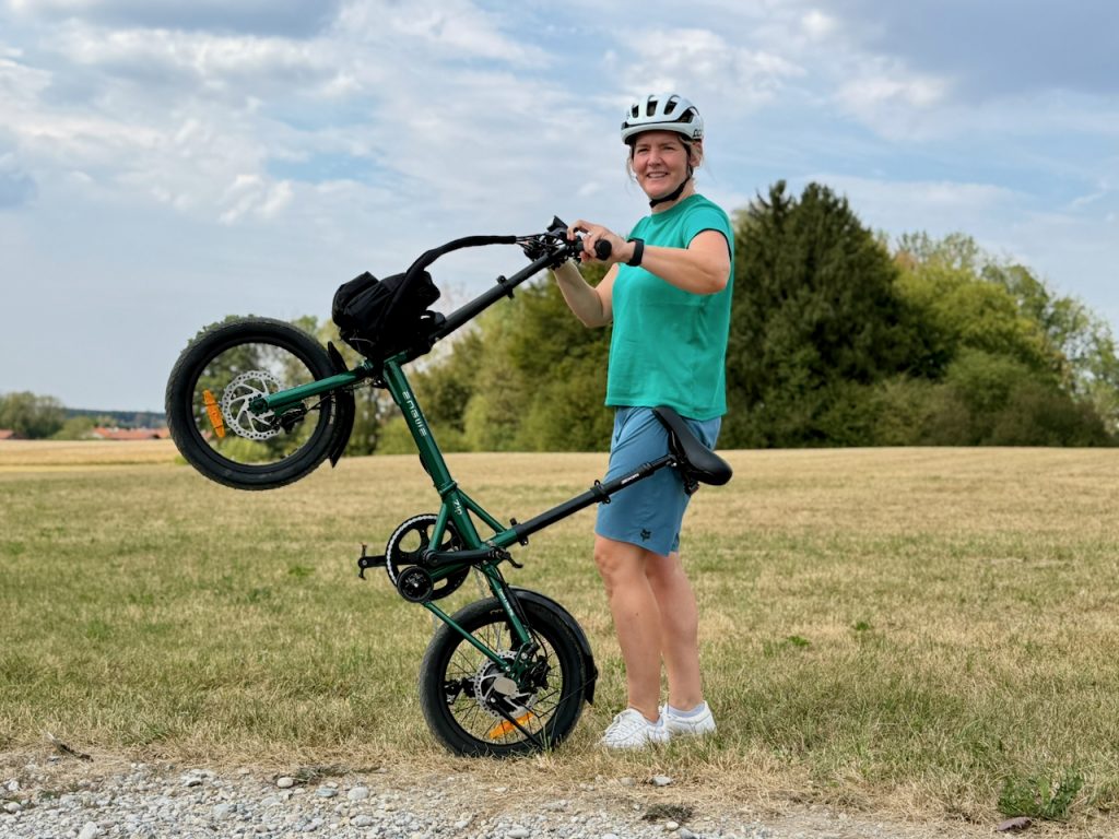 Juliavon Bergbiker mit dem Engwe ZIP E-Faltbike