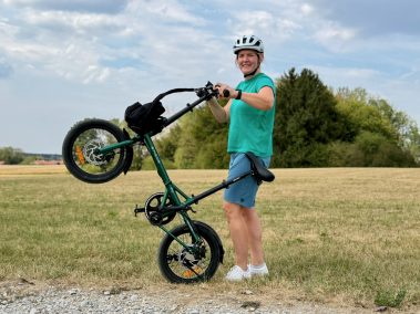 Juliavon Bergbiker mit dem Engwe ZIP E-Faltbike
