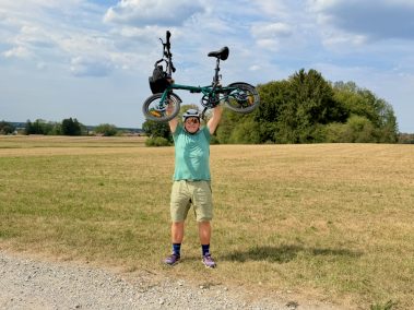Heiko hält Engwe ZIP triumphierend in die Luft nach dem Test