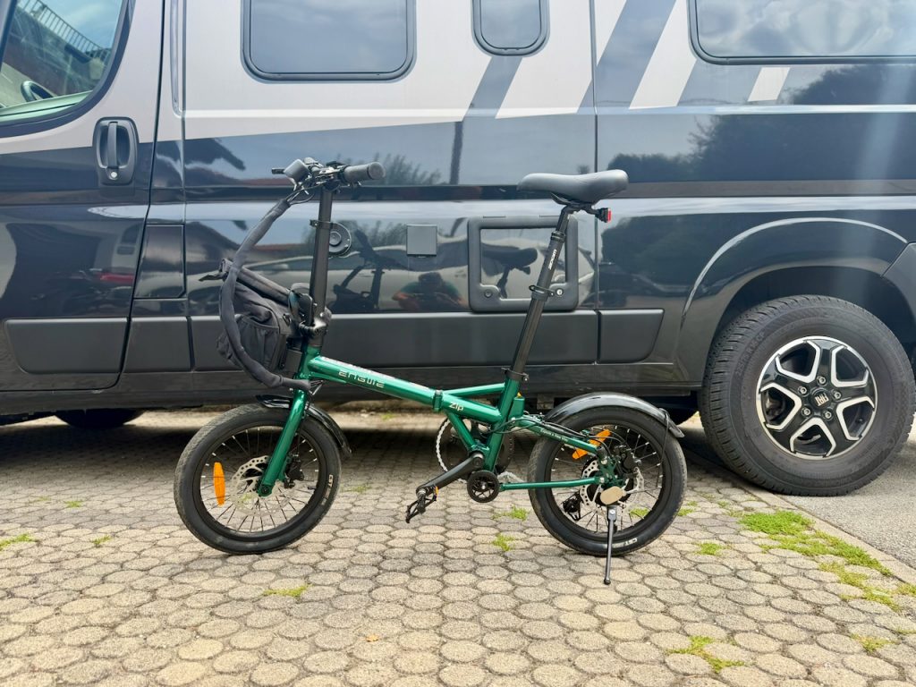 Engwe ZIP neben einem schwarzen Bus Camper im Vergleich