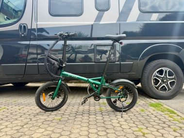 Engwe ZIP neben einem schwarzen Bus Camper im Vergleich