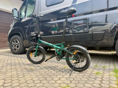 Engwe ZIP E-Faltbike in British Racing Green Seitenansicht outdoor