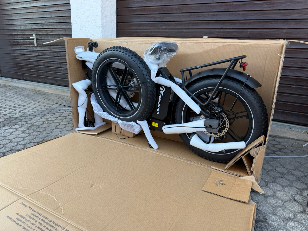 Evercross EK6 Ultra Unboxing im Karton Evercross EK6 Ultra direkt nach dem Auspacken im Karton