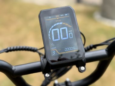 LCD-Display des Evercross EK6 Ultra in Nahaufnahme