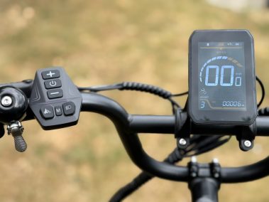 LCD-Display und beleuchtetes Bedienelement am Evercross EK6 Ultra