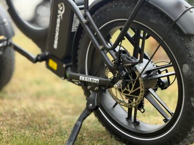 Hinterrad mit Bremse und EK6-Ultra-Schriftzug am Rahmen