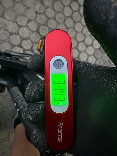 Digitale Küchenwaage zeigt das Gewicht des Evercross EK6 Ultra mit Akku