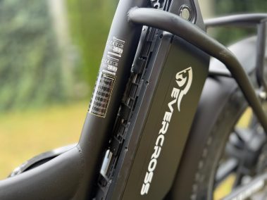 Herausnehmbarer Akku mit Evercross-Logo am EK6 Ultra