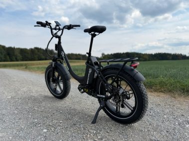 Evercross EK6 Ultra auf dem Seitenständer im Feld