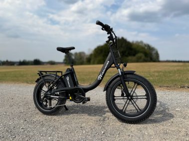 Evercross EK6 Ultra E-Bike in Seitenansicht auf einem Feldweg