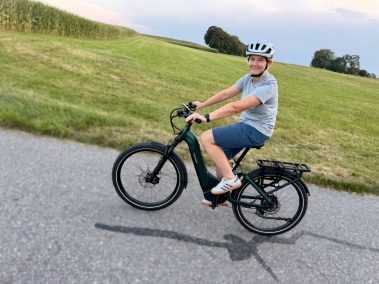 Julia fährt das Himiway A7 2.0 auf einem Landweg – Probefahrt bei Abendlicht