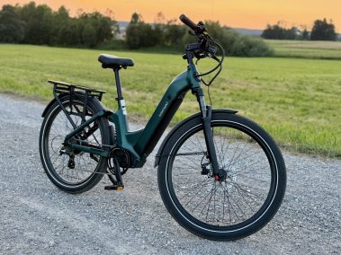 Himiway A7 2.0 auf Schotterweg – 3/4-Frontansicht bei Sonnenuntergang