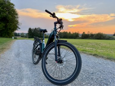 Himiway A7 2.0 – Dramatische Frontansicht mit Abendhimmel im Hintergrund