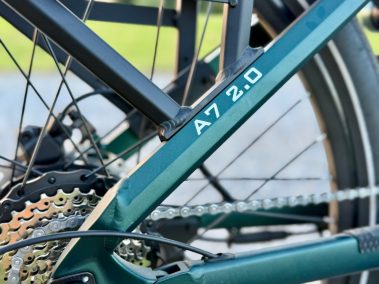 Himiway A7 2.0 – Modellschriftzug am Kettenstrebe in Makro-Aufnahme