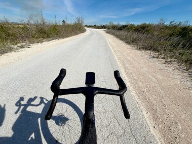 POV-Aufnahme vom Rennrad-Cockpit: Lenker, Schalthebel und Straße in Fahrerperspektive – Insta360 Go Ultra