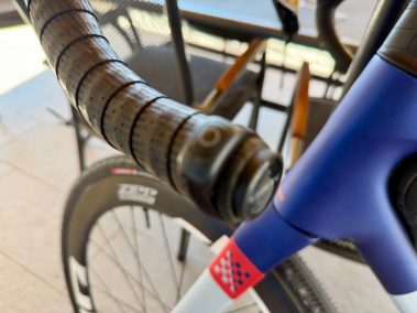 Extreme Nahaufnahme Fahrradkassette und Schaltwerk mit rotem Schaltzug, aufgenommen mit der Insta360 Go Ultra