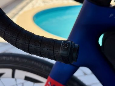Nahaufnahme Rennradlenker mit Bremshebeln, blauer Himmel und Meer im Hintergrund – aufgenommen mit Insta360 Go Ultra