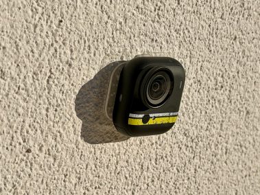 Insta360 Go Ultra Kameramodul magnetisch an einer glatten Oberfläche befestigt, Seitenansicht zeigt Linse und schlankes Design