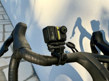 Nahaufnahme der Insta360 Go Ultra Halterung am Rennradlenker aus der Froschperspektive, Himmel im Hintergrund