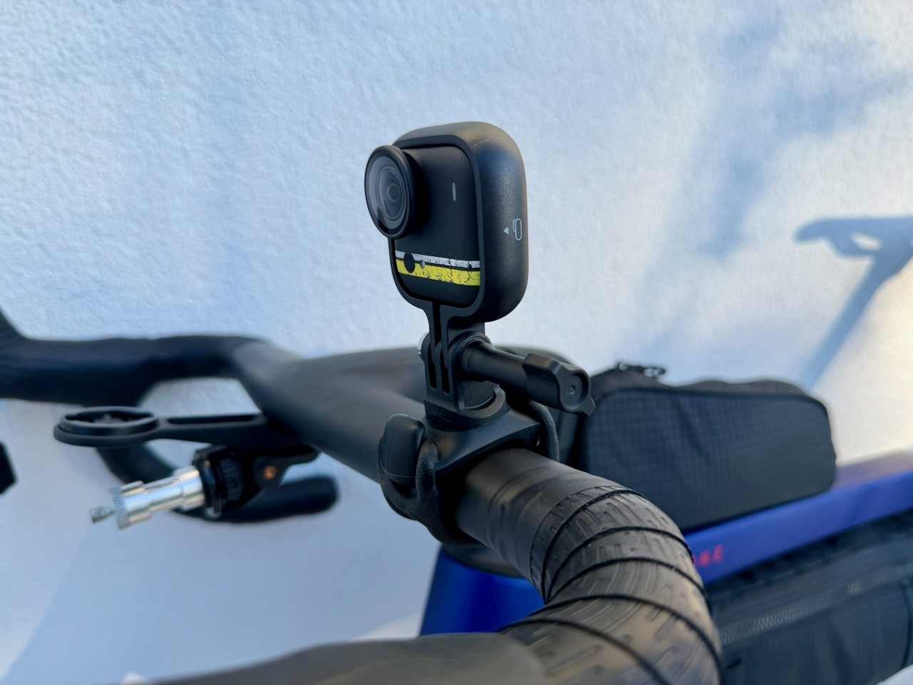 Insta360 Go Ultra Lenkerhalterung – Kamera am Rennradlenker befestigt Insta360 Go Ultra Kameramodul am Rennradlenker magnetisch montiert, Objektivlinse im Vordergrund