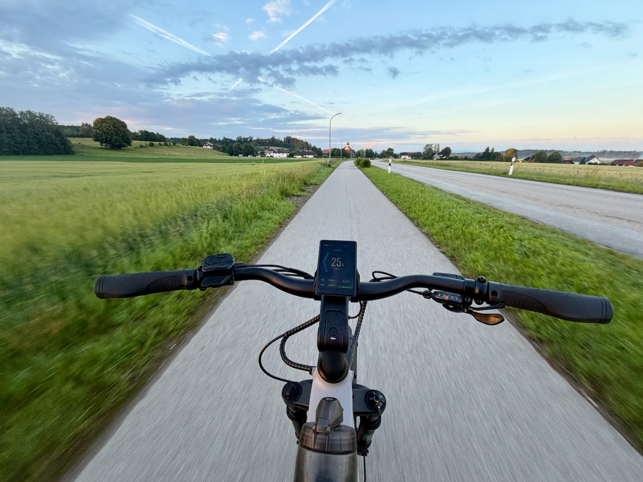 Himiway D5 2.0 Upgrade – Pendelweg Tour 11 Himiway D5 2.0 E-Fatbike in der Abendsonne Alpenvorland Bayern