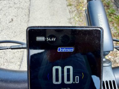Himiway D5 2.0 Fatbike auf Schotterpiste im Alpenvorland Bayern