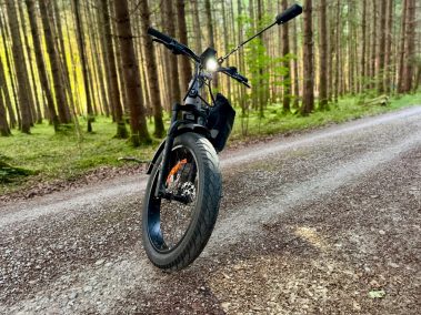 Himiway D5 2.0 auf Schotterpiste Alpenvorland Bayern mit Slicks
