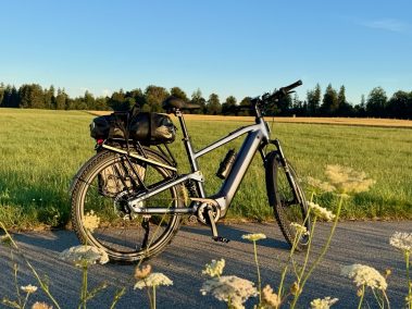 MapFour Roam grau auf Feldweg im Abendlicht Voralpenland Bayern – Touring E-Bike mit Gepäck