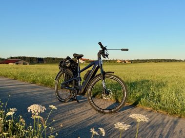 MapFour Roam blau auf Feldweg Abendlicht – Pendelweg Voralpenland Bayern