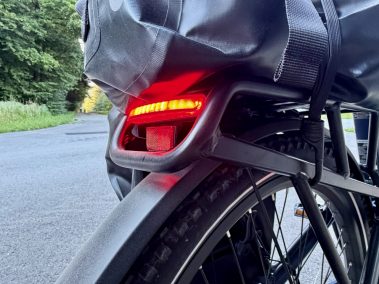 MapFour Roam integriertes Rücklicht leuchtet rot mit Gepäckträgertasche