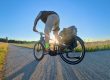 MapFour Roam Stoppy bei Sonnenaufgang Sonne zwischen Beinen – Pendelweg Bayern