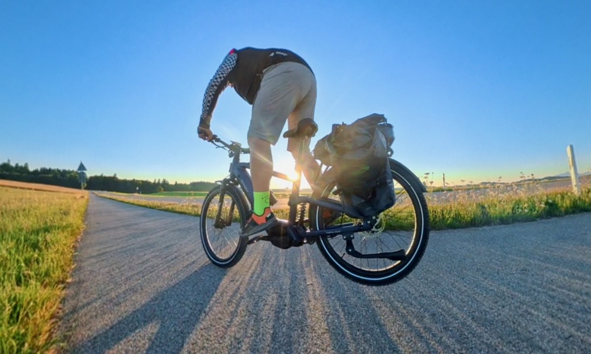 MapFour Roam Stoppy bei Sonnenaufgang Sonne zwischen Beinen – Pendelweg Bayern