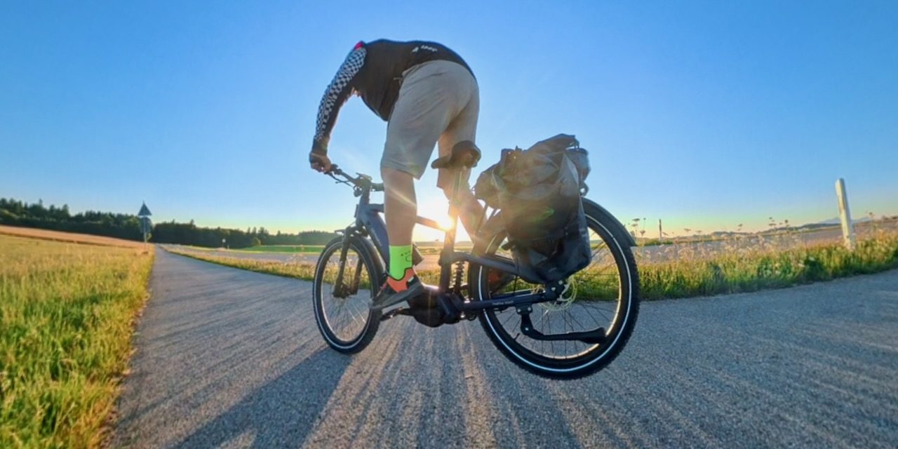 MapFour Roam Stoppy Sonnenaufgang Pendelweg Alpen MapFour Roam Stoppy bei Sonnenaufgang Sonne zwischen Beinen – Pendelweg Bayern