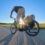 MapFour Roam Test – Vollgefedertes Trekking-E-Bike mit Riemenantrieb, GPS & App MapFour Roam Stoppy bei Sonnenaufgang Sonne zwischen Beinen – Pendelweg Bayern