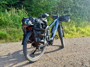 MapFour Roam rote Akkuanzeige unter 20 Prozent auf steiler Steigung Rückfahrt