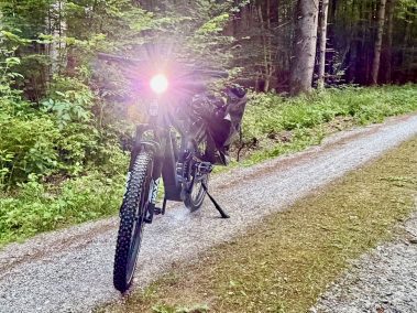 MapFour Roam blau – vollgefedertes Trekking-E-Bike Seitenansicht Bayern