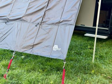 Bodenverankerung your GEAR Phoenix – Öse und roter Hering im Boden
