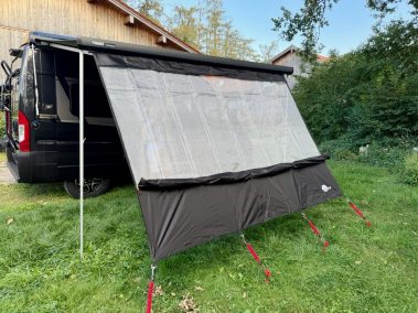 your GEAR Phoenix Multicover Aufbau am Fiat Ducato – Keder wird in die Markisenschiene eingezogen