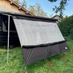your GEAR Phoenix Sun & Rain Markisenvorderwand mit Cover und innovativem Silver-Black-Mesh im Test Aufbau und Effekt your GEAR Phoenix Multicover aufgebaut – Frontansicht auf der Wiese