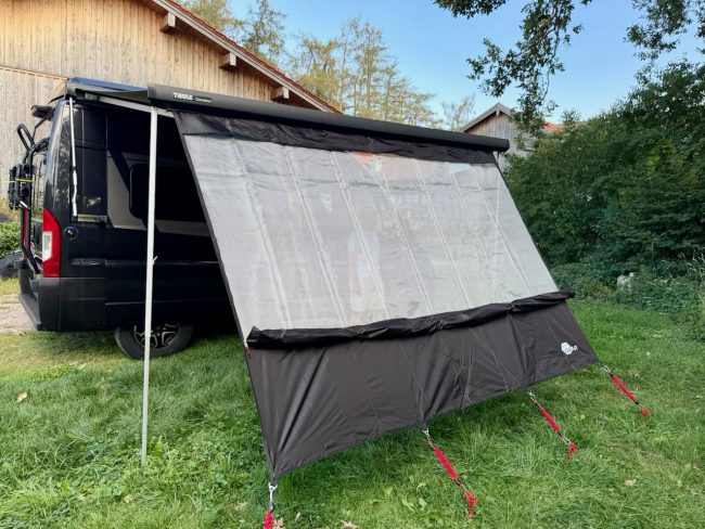 your GEAR Phoenix Multicover aufgebaut – Frontansicht auf der Wiese
