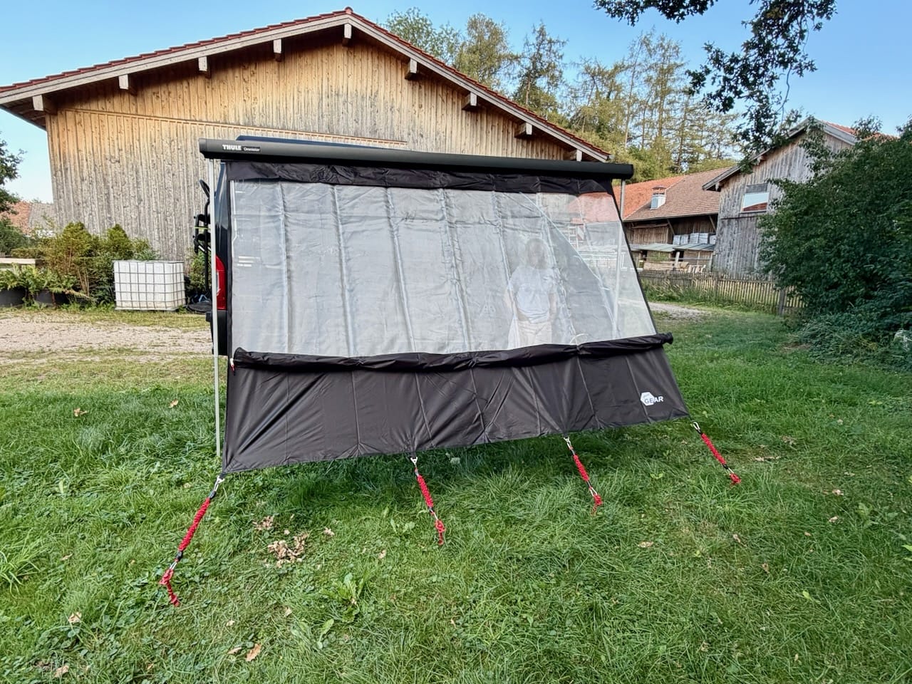 Phoenix Multicover – Sichtschutz vor blauem Himmel your GEAR Phoenix Multicover vor blauem Himmel – Sichtschutz für den Campingplatz