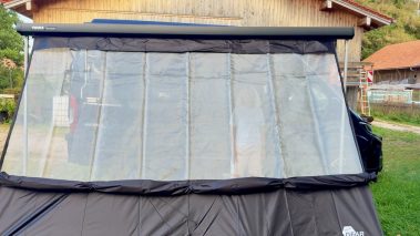 your GEAR Phoenix Multicover – Test, Person innen bei Blick von außen nach innen fast nicht sichtbar.