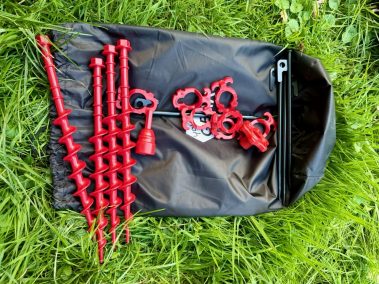Rote Kunststoffheringe 31 cm für weiche Böden – Lieferumfang your GEAR Phoenix Multicover