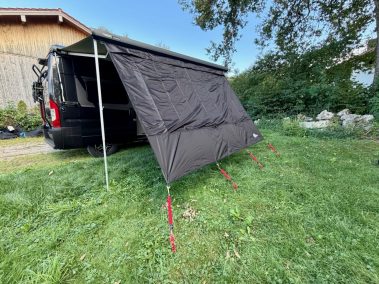 your GEAR Phoenix Multicover von vorne-links – Aufbau auf Wiese