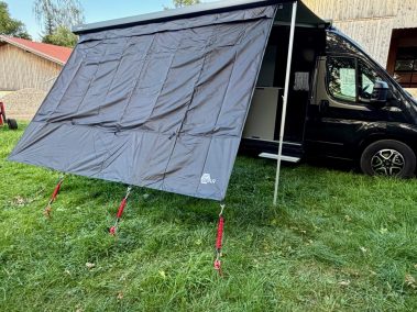 your GEAR Phoenix Multicover Seitenansicht rechts – Aufbau am Campingplatz