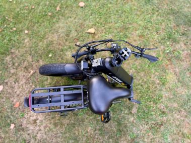 Gefaltetes ENGWE L20 3.0 Pro von oben mit Gepäckträger und eingeklapptem Lenker