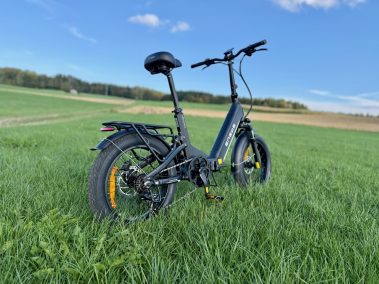 ENGWE L20 3.0 Pro auf einem Feldweg bei blauem Himmel, Seitenansicht