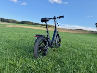 ENGWE L20 3.0 Pro von hinten auf einem Feld mit Blick über die Landschaft