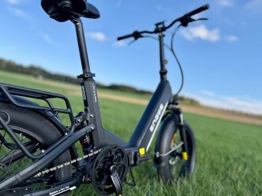 Rahmendetail des ENGWE L20 3.0 Pro mit Modellaufdruck und Gepäckträger