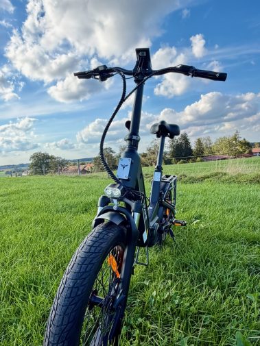 ENGWE L20 3.0 Pro schräg von vorne auf einer Wiese mit Wolkenhimmel
